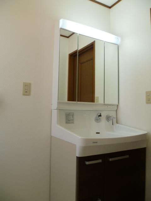 Wash basin, toilet.  ■ Bathroom vanity