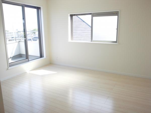 Non-living room. All rooms day well is very bright! 