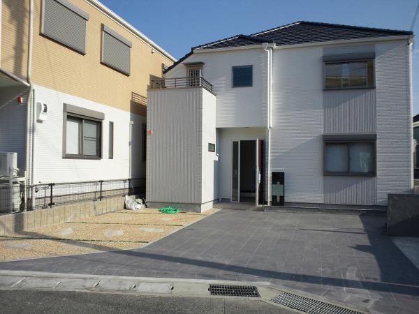 Local appearance photo. Wide road frontage, It is a house with a sense of openness! 