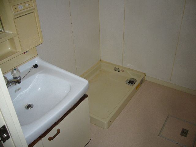 Washroom. Basin space.