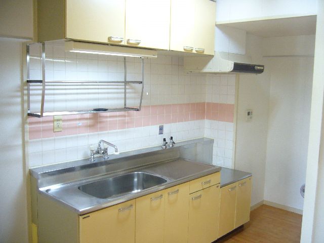 Kitchen. Gas stove installation Allowed.