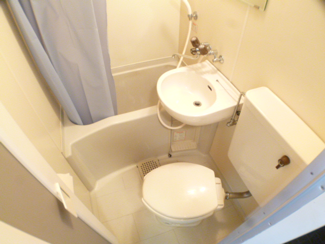 Bath. There is also a public bath in a 2-minute walk