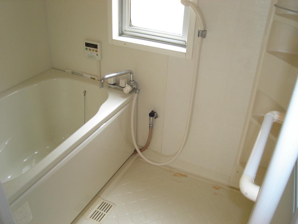 Bath. Temperature can be set loose bathroom