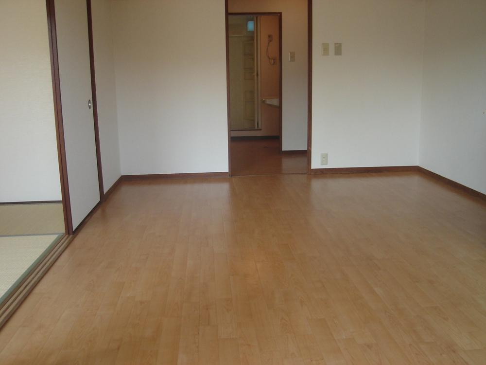 Living and room. Day good kitchen living