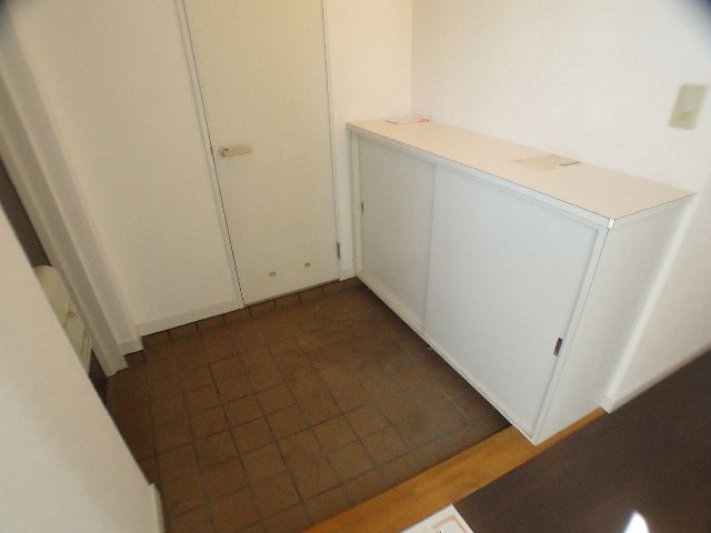 Entrance. Shoes BOX installation completed. Yes compartment.