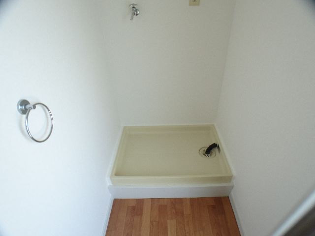 Other Equipment. Indoor laundry bread.