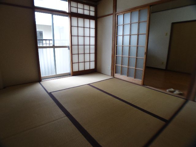Living and room. It will calm the Japanese-style room
