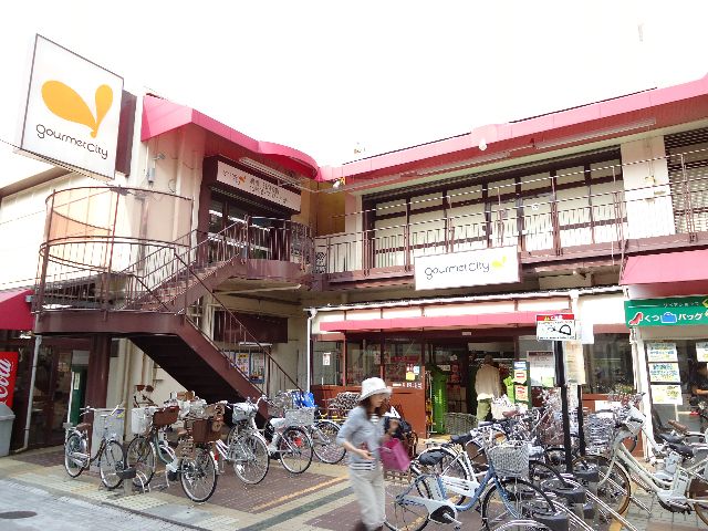 Supermarket. 585m until Gourmet City Motoyama store (Super)