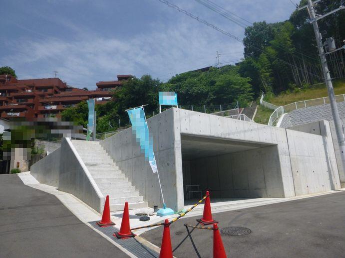 Local photos, including front road.  ■ appearance