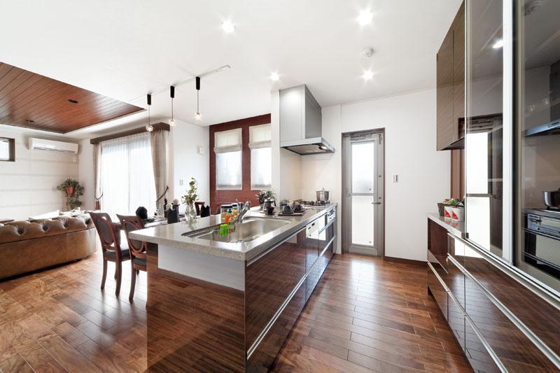 Kitchen. A No. land model house photo. Impetus family of communication, Face-to-face kitchen Mimamoreru the growth of the child.