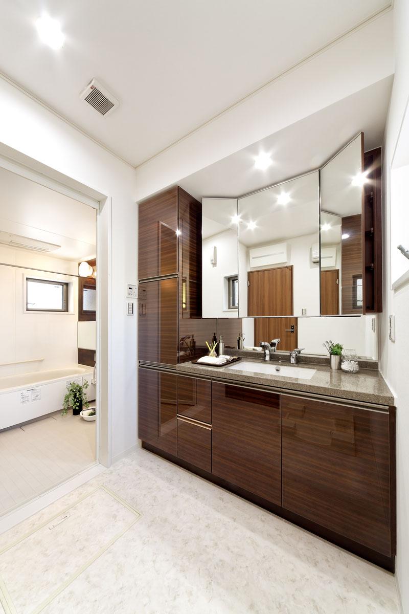 Model house photo. A No. land model house photo. Wash basin with a wide mirror. Bath towel bulky because storage space is often can also be comfortably accommodated.