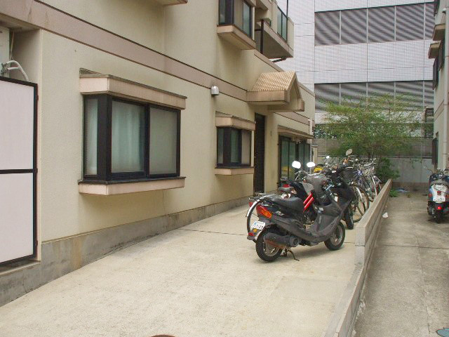 Other common areas. Spacious parked space ☆