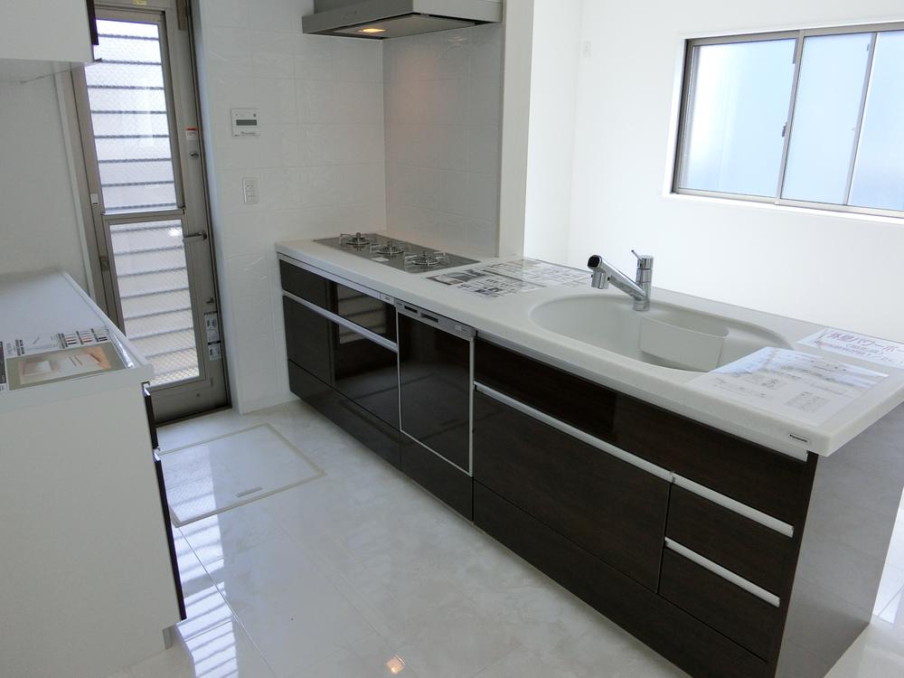 Kitchen. Indoor (July 2013) Shooting It is counter kitchen with a feeling of opening. 