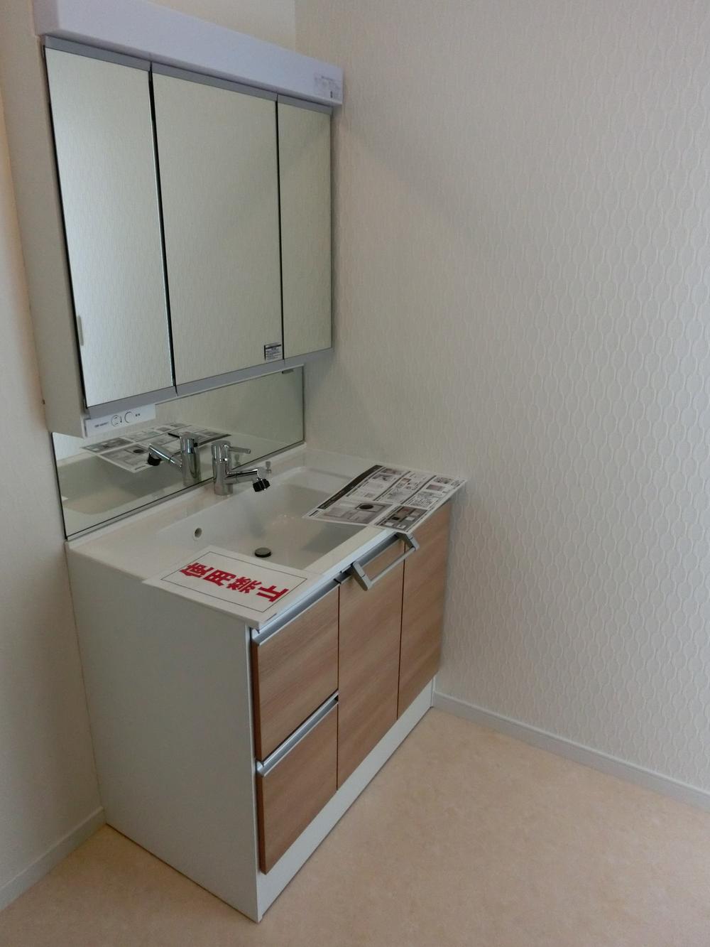 Wash basin, toilet. Indoor (July 2013) Shooting