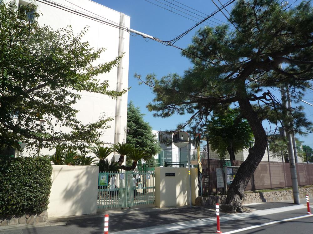 Primary school. Mikagekita until elementary school 390m