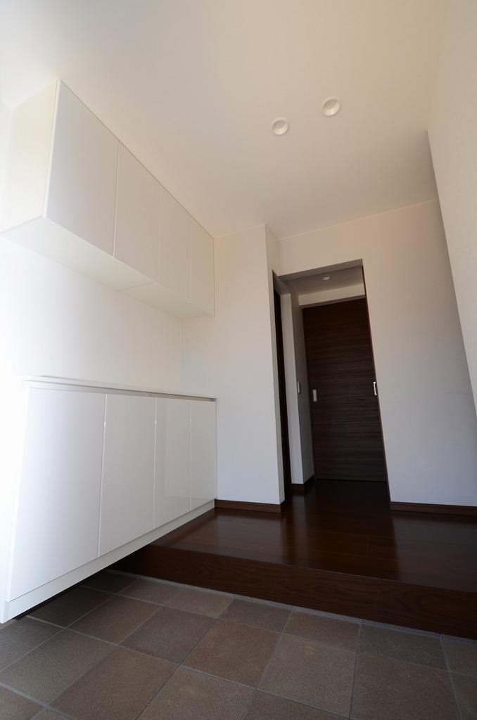 Entrance. Indoor (September 2013) Shooting