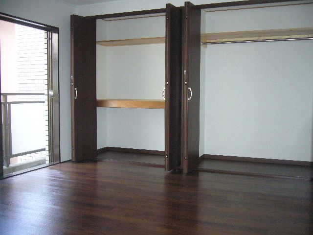 Receipt. About large closet with between 2