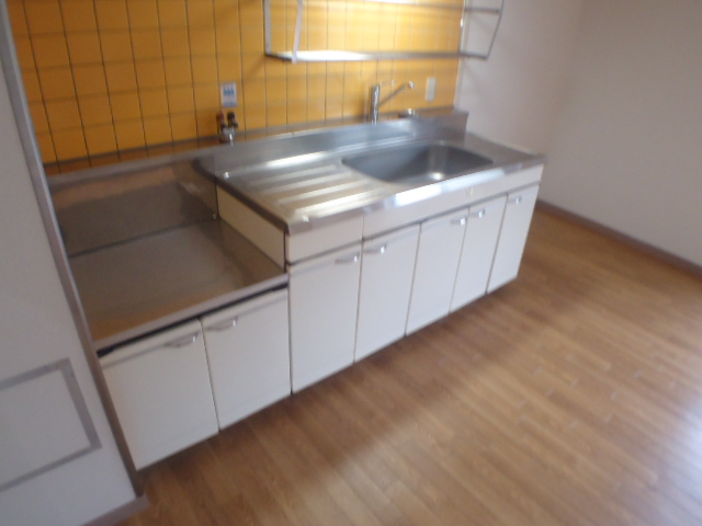 Kitchen. Gas stove can be installed.