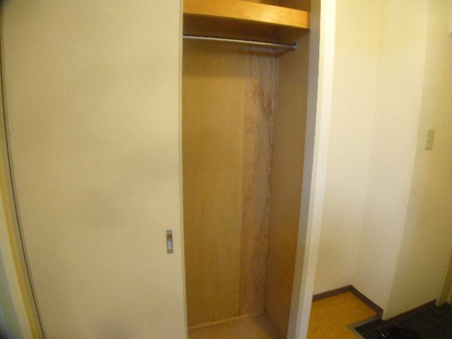 Receipt. Entrance storage.