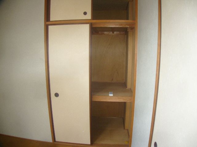 Receipt. Closet with the upper closet.