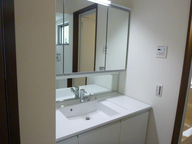 Wash basin, toilet.  ■ Wash