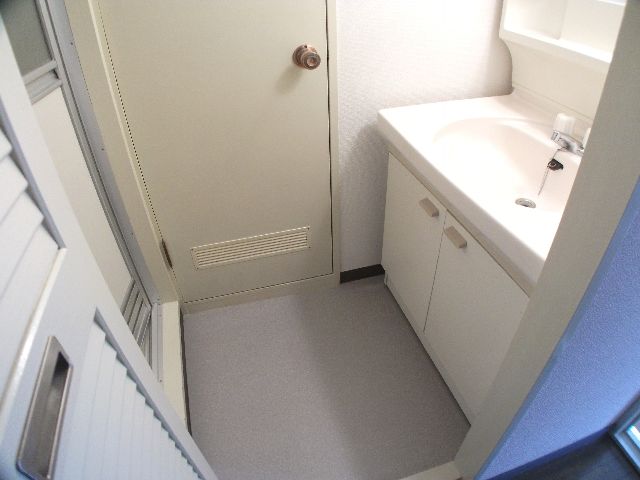 Washroom. Basin undressing space