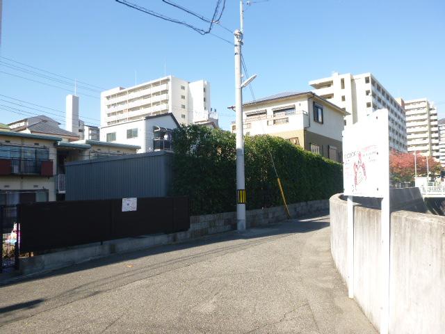 Local photos, including front road.  ■ local