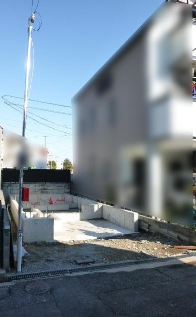 Local photos, including front road.  ■ local