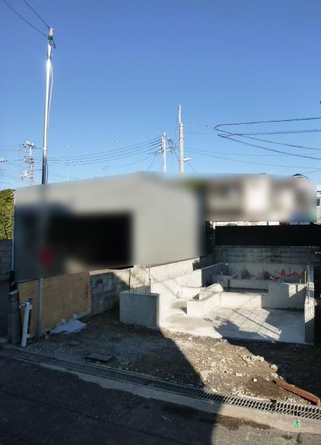 Local photos, including front road.  ■ local