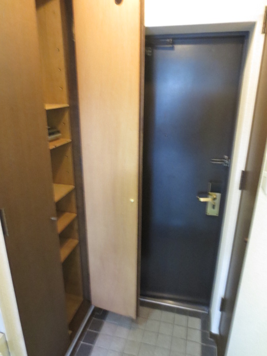 Entrance. Plenty of shoe box