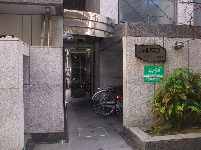 Entrance. Auto-lock also comes with ☆