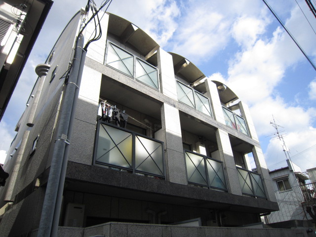 Building appearance. Day preeminent