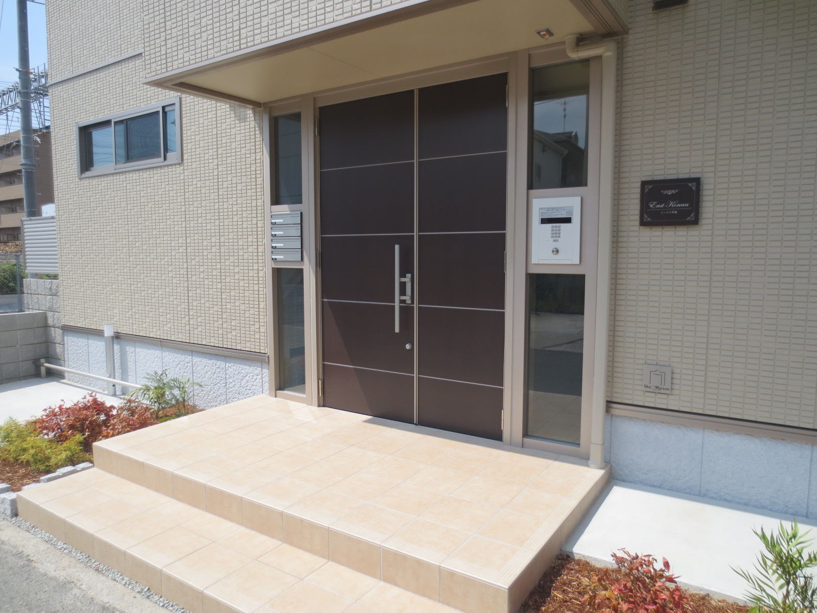 Entrance. Peace of mind in the auto-lock