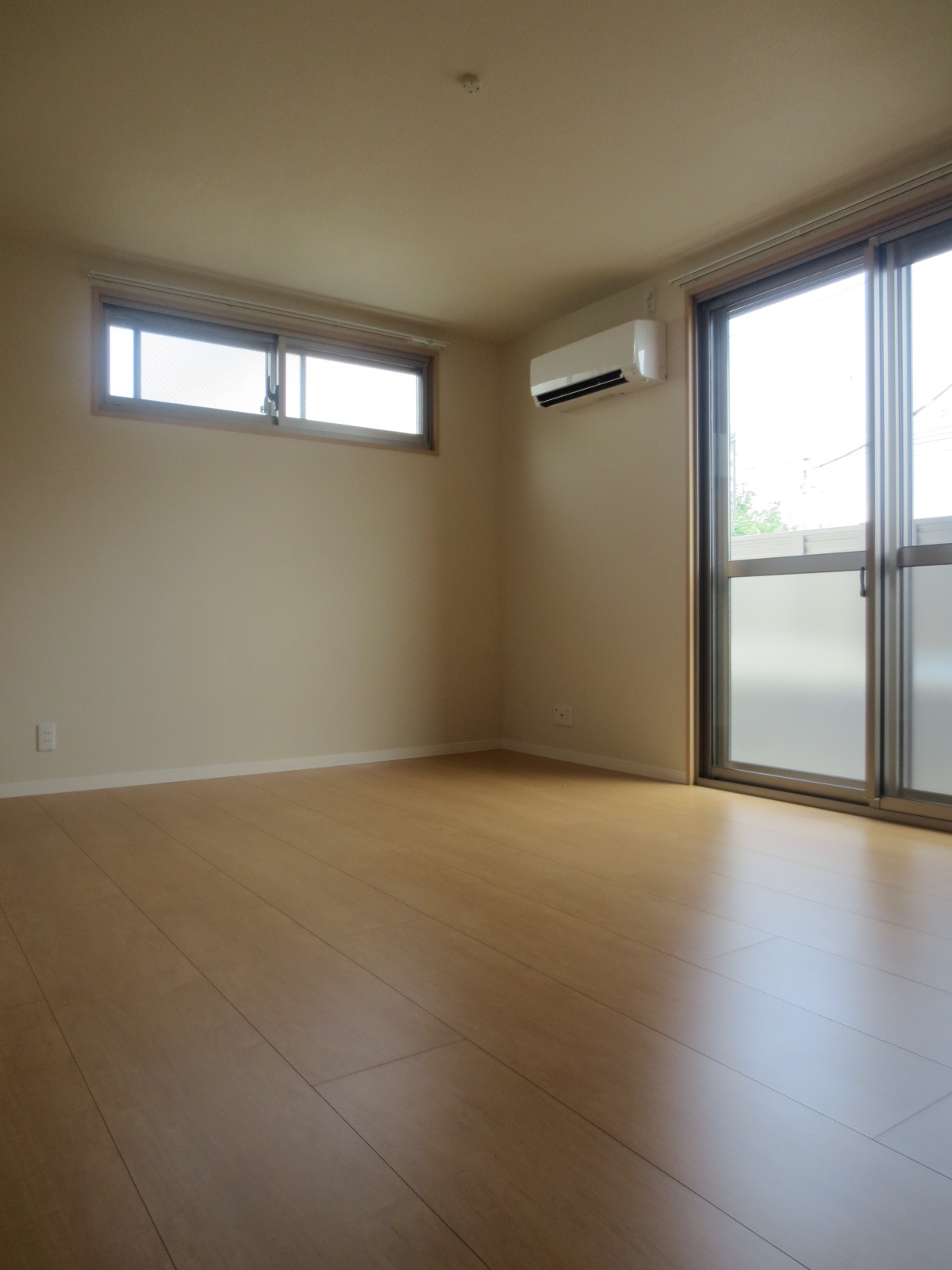 Living and room. 9.7 Pledge of Western-style