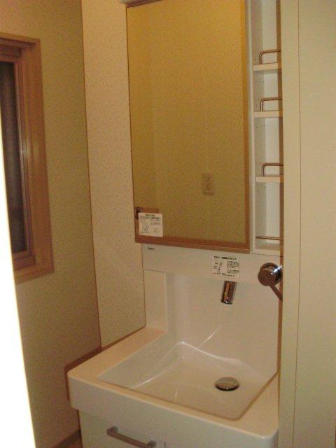 Wash basin, toilet. Indoor (11 May 2013) Shooting