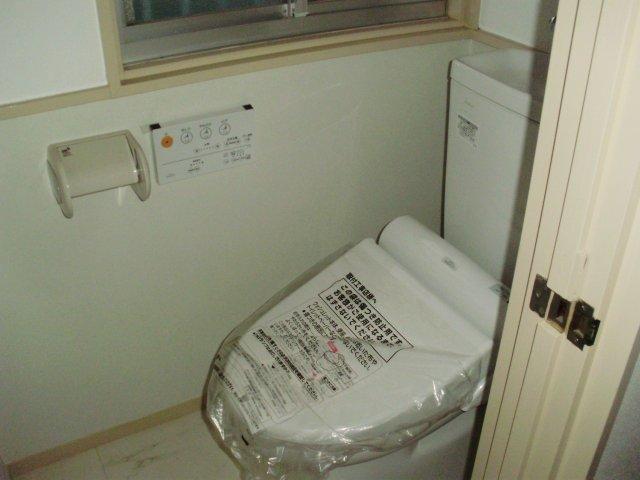 Toilet. Indoor (11 May 2013) Shooting