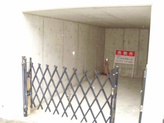 Parking lot. Local (11 May 2013) Shooting