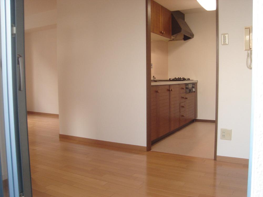 Living and room. Day good spacious living