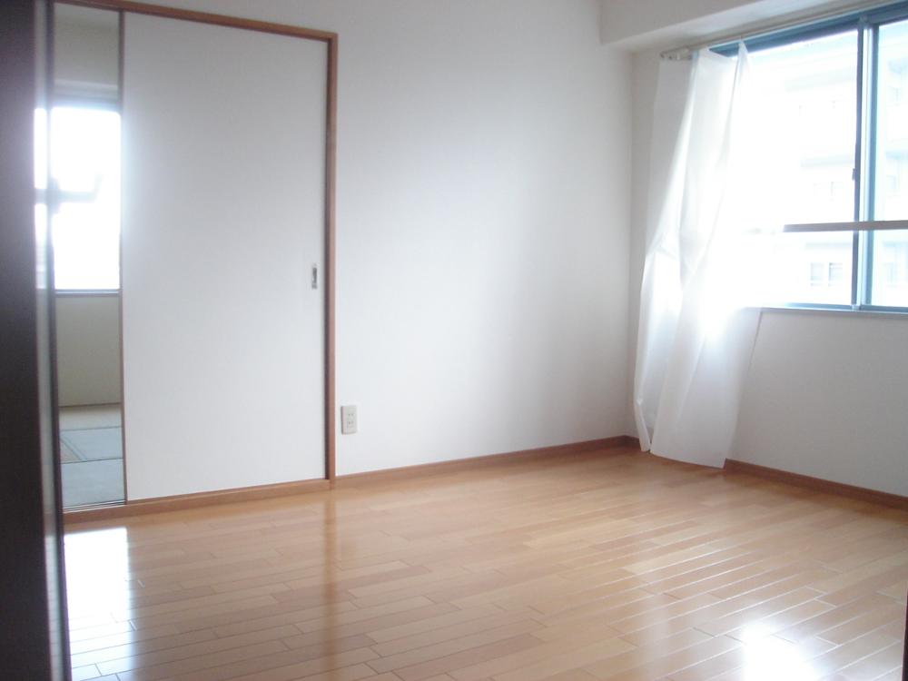 Living and room. Day good spacious living