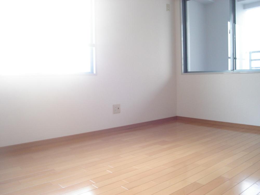 Other room space. Sunny rooms