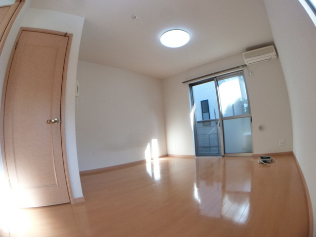 Living and room. The layout is free