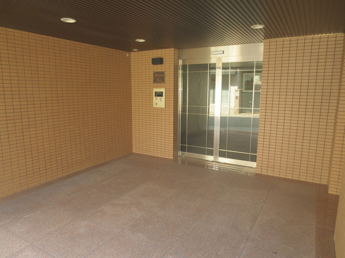 Entrance. Auto with lock!