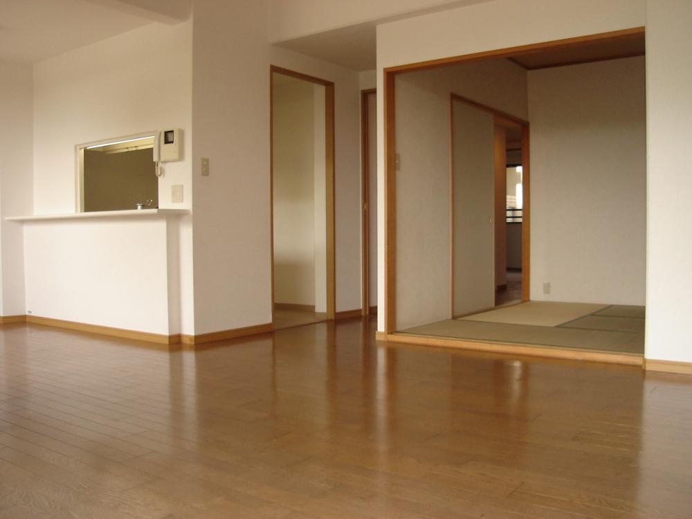 Living and room. Spacious living room