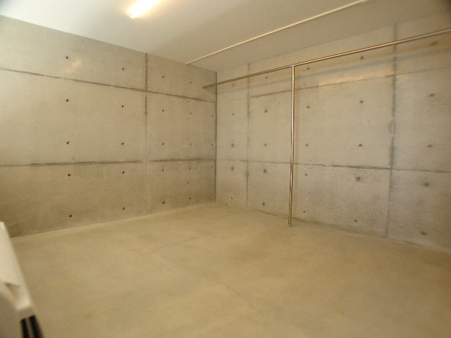 Other room space. Western-style novel design in which the wall one side in the housing