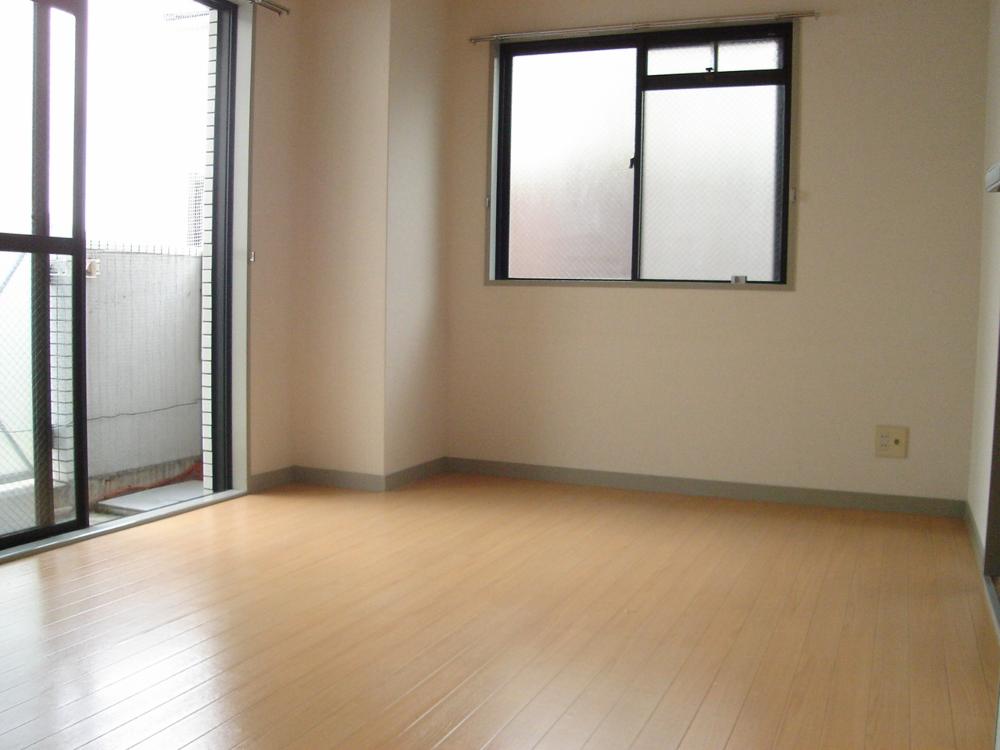 Other room space. Day good Western-style