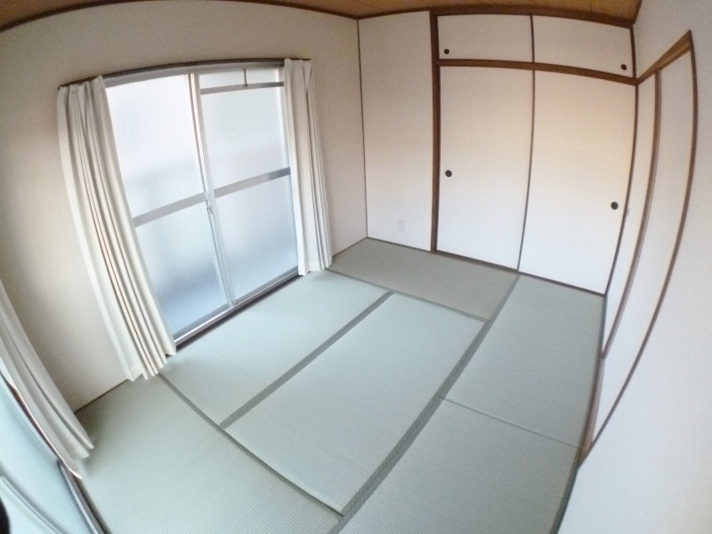 Living and room. It is bright with two-sided opening.