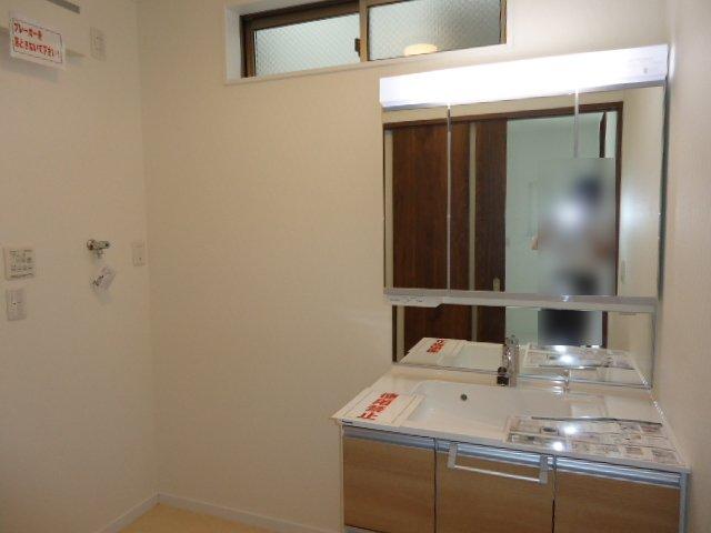 Wash basin, toilet. Room (August 2013) Shooting