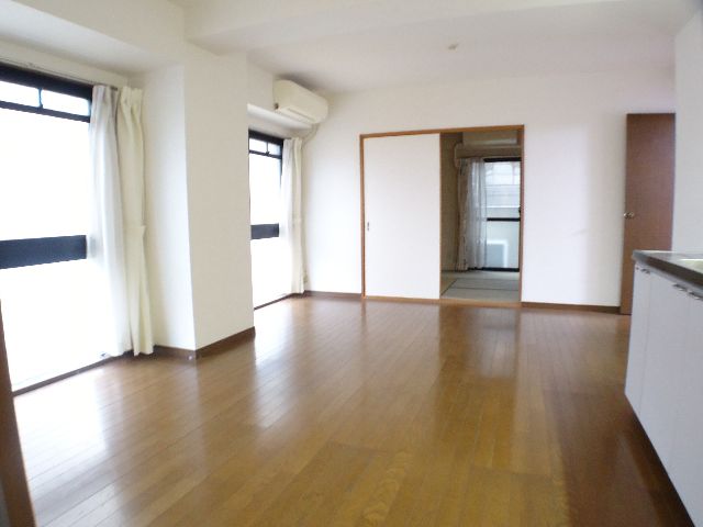 Living and room. 12 Pledge of spacious LDK