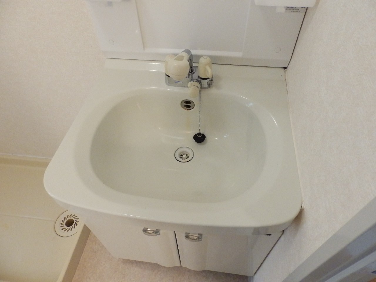 Washroom. Independent wash basin