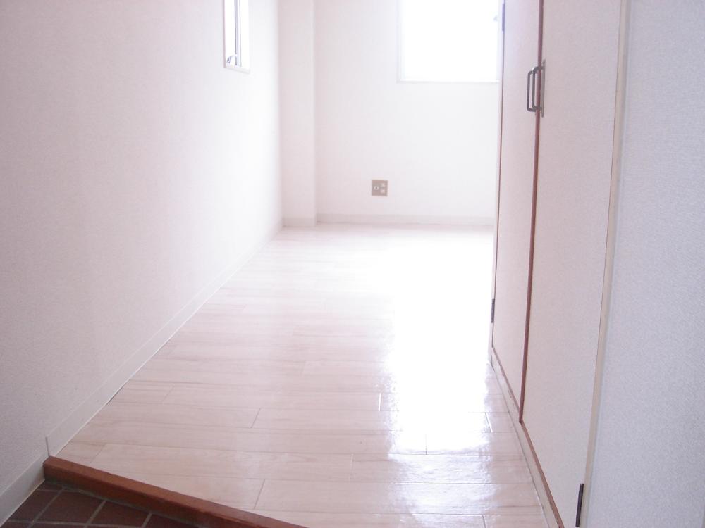 Entrance. Good entrance of wind street